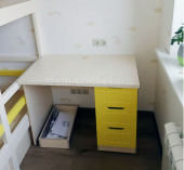 Мебель для детской на заказ "Стол письменный с желтыми фасадами"