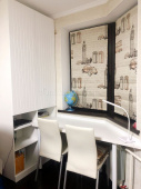 Мебель для детской на заказ "Письменный стол и стеллаж в комнату с окном эркер"