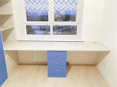Мебель для детской на заказ "Встроенный письменный стол с синими фасадами"