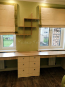 Мебель для детской на заказ "Встроенный письменный стол под окно для двоих детей (салатовая комната)"